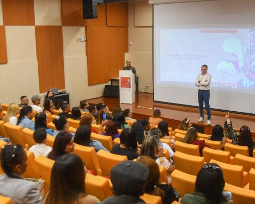 FotografoFoto Alcaldía de Medellín:Con los primeros 30 anfitriones de destino certificados, se fortalecerá el turismo en la comuna 13.